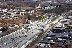 Надземный пешеходный переход и поворотная автомобильная эстакада на Оренбургском тракте