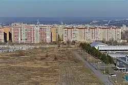 Первые жилые дома, возведённые в конце 1990-х — в 2000-х годах на части территории бывшего аэропорта Казань-2 (ноябрь 2020)