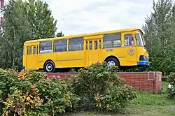 Памятник автобусу «ЛиАЗ-677» перед ПАТП-2