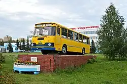 Памятник автобусу «ЛиАЗ-677» перед ПАТП-2