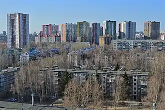 Вид на микрорайон Танкодром и жилые комплексы «Легенда» и «Голливуд» (апрель 2021)