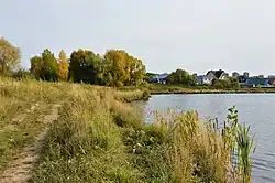 Береговая линия вдоль озера Средний Кабан со стороны посёлка Первомайский (сентябрь 2020)