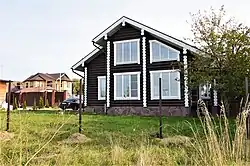 Жилой дом: ул. Бутырская, 36 — вид со стороны озера Средний Кабан (сентябрь 2020)