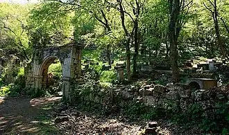 Стена и главные ворота кладбища до реставрации (2006 год)