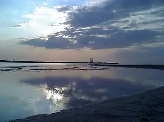 Закат над лагуной, вид с северо-востока. Вдали: буровая установка порта Черноморск