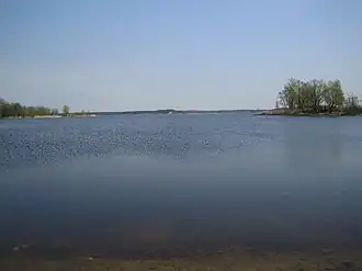 Вид на озеро со стороны Межапарка