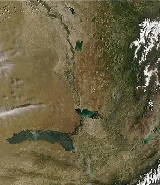 Шардаринское водохранилище (справа), Айдаркуль (слева),Коксарайское водохранилище (сверху)май 2011 года