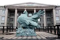 Голубь возле дома культуры