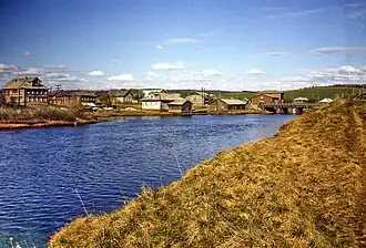 Деревня Кянда на одноименной реке. Справа видны два здания бывших храмов.Фото: Андрей Платов