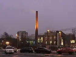 Эта кирпичная дымовая труба имеет высоту около 60 метров, не имеет сигнальных огней и маркировочной окраски, но оснащена ночной подсветкой