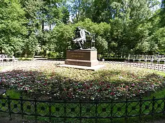 Центральная площадка сада&nbsp;— памятник Пушкину-лицеисту