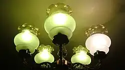 В люстре — одна лампа накаливания, остальные — люминесцентные (серое стекло)