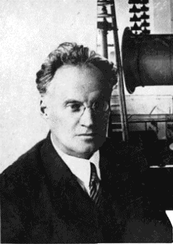 Сиротинский в лаборатории высоких напряжений