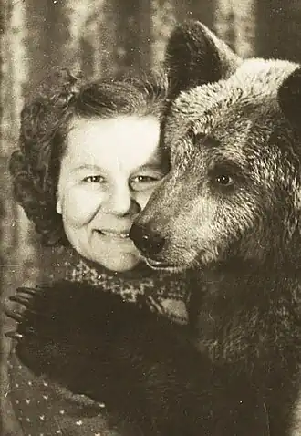 Медведица Марьям со своей воспитательницей Галиной Богданович. Конец 1940-х (фото из архива Веры Чаплиной)