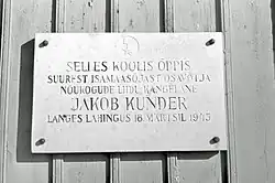 Мемориальная доска Герою Советского Союза Якобу Кундеру. Демонтирована в 2000-х годах