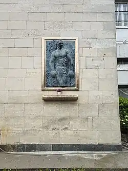 Мемориальная доска у входа в спортивный комплекс МГТУ им. Баумана на Госпитальной набережной.