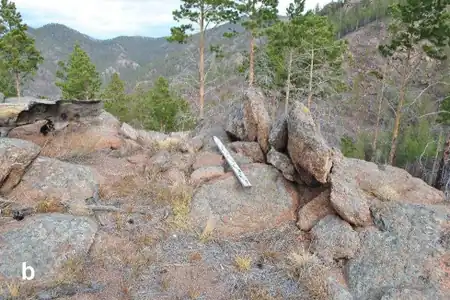 Стенка, возведенная на поверхности скалы (вид с юга)