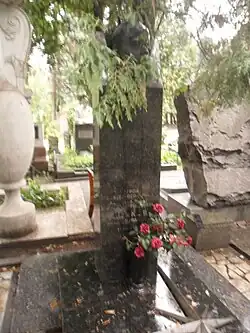 Могила И.&nbsp;С.&nbsp;Исакова на Новодевичьем кладбище.