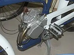 Мопед «Рига-11»: двигатель Д-6 отдельно, велосипедная каретка с педалями отдельно