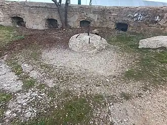 Место установки мортиры, виден кольцевой обвод для лафета