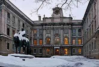 Мраморный дворец, в фильме сыгравший роль экстерьера полицейского участка