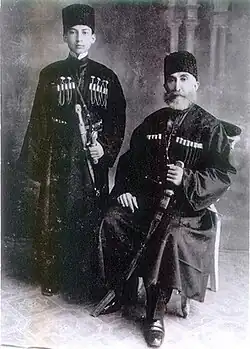 Самый младший сын Шамиля Мухаммад-Камиль (сидит) и внук Мухаммад-Саид. 1917 год, Османская империя