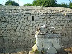 Надгробие около церкви, с. Шахйери, ноябрь 2017 г.