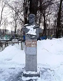 Надгробный памятник П. Е. Шурову