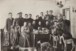 Лесгафт со студентами и скелетами животных