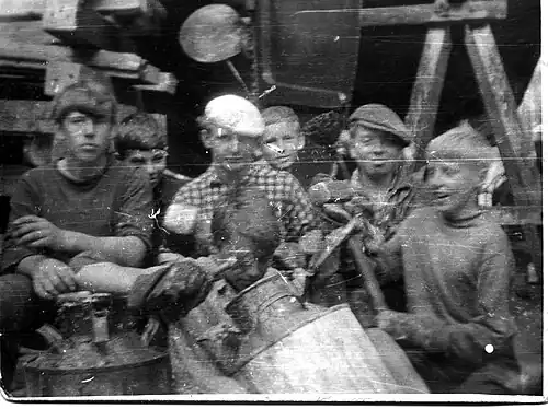 На окраске днища шхуны «Ленинград» в плавучем доке, город Ломоносов, июнь 1966.