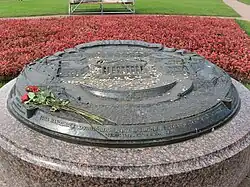 Памятный камень «Здесь находился крупнейший центр внешней торговли Российской империи»