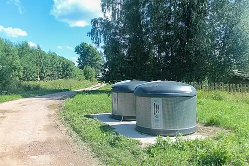 Мусоросборные баки у въезда в деревню