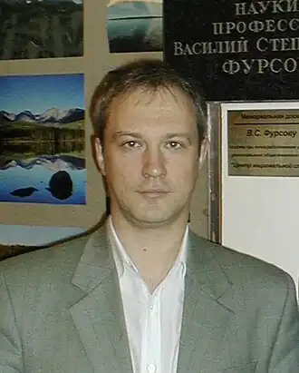 Овчинников А. В. у центральной физической аудитории физфака МГУ