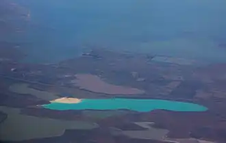 Киятское озеро слева внизу снимка, в центре Красное озеро (минерализация его воды отличается ярким цветом), между ними небольшое Круглое озеро