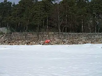 Старинная стенка на берегу