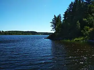 Остров Риеккалансаари справа