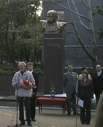 Церемония открытия памятника в Краматорске. Выступает скульптор И. Базилевский