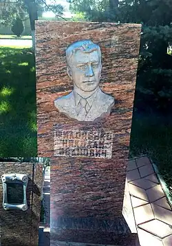 г. Сальск, пл. Свободы, Памятная стела с барельефом Н.И. Филоненко на Аллее Героев