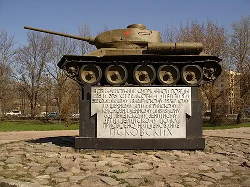 Памятник освободителям Пскова — танк Т-34-85
