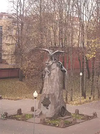 Памятник «Благодарная Россия». Вид с прясла крепостной стены