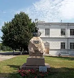 Бюст И. Гончарова на пьедестале памятника П. Столыпину.