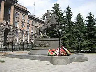 Вид памятника сбоку