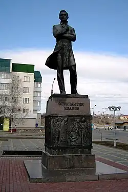 Памятник Константину Иванову на Красной площади в Чебоксарах(1995 год)