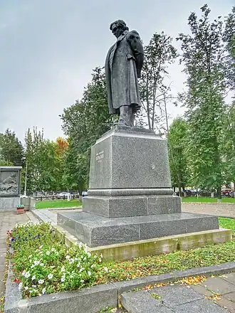 Памятник Ивану Андреевичу Крылову в сквере между пл. Победы и ул. Бебеля.