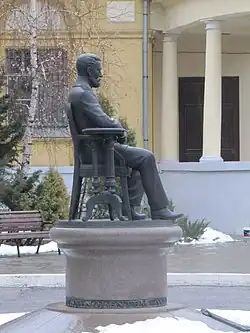 Памятник В. И. Разумовскому сбоку