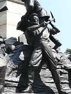 Солдат с киркой, строящий укрепления