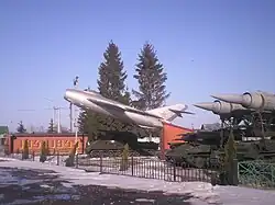 Образцы военной техники у памятника воинам Великой Отечественной войны