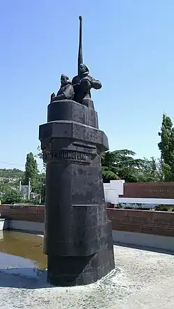 Памятник героям-подводникам (в соавторстве со скульптором С. А. Чижом)