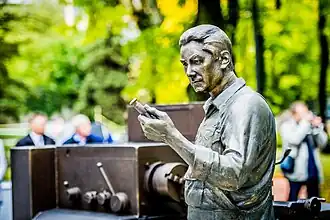 Памятник ювелиру