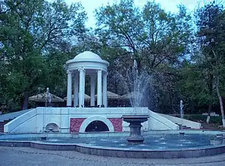 Архитектурные сооружения в парке имени 1 Мая